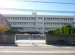 中学校　茨木市立西陵中学校（中学校）まで568m