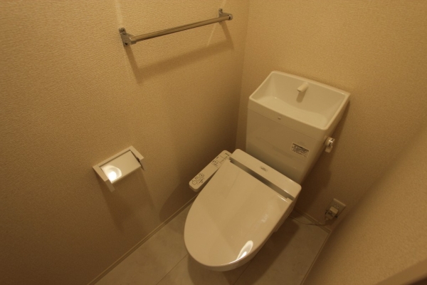 トイレ　温水シャワー付きトイレです