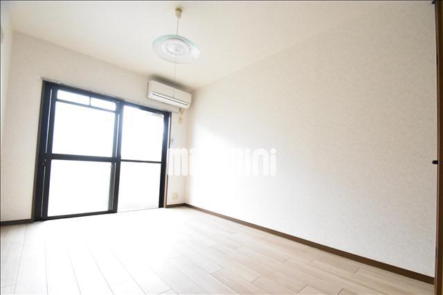 居室・リビング　明るい日差しが入り込むお部屋です