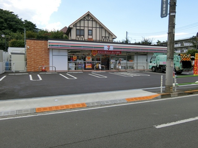 コンビニ　セブンイレブン（コンビニ）まで180m