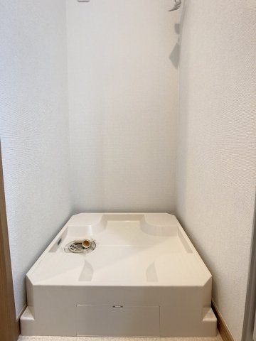 その他設備　防水パン付の室内洗濯機置場あります。