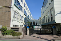 中学校　大鳥中学校（中学校）まで323m