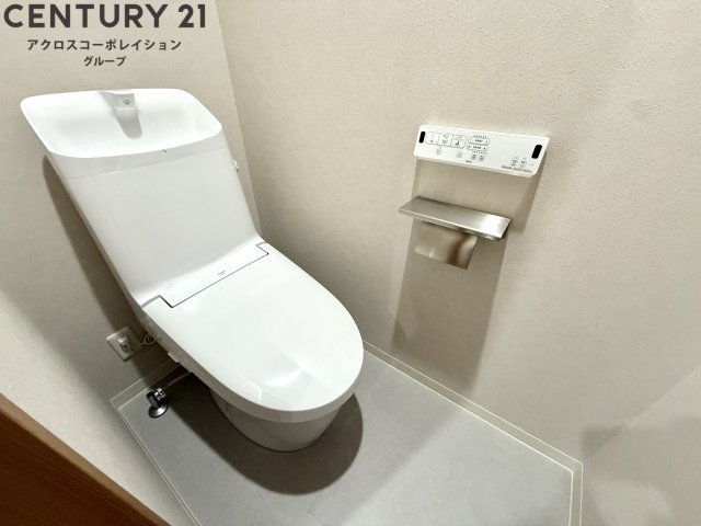 トイレ　温水洗浄便座付きのトイレです♪