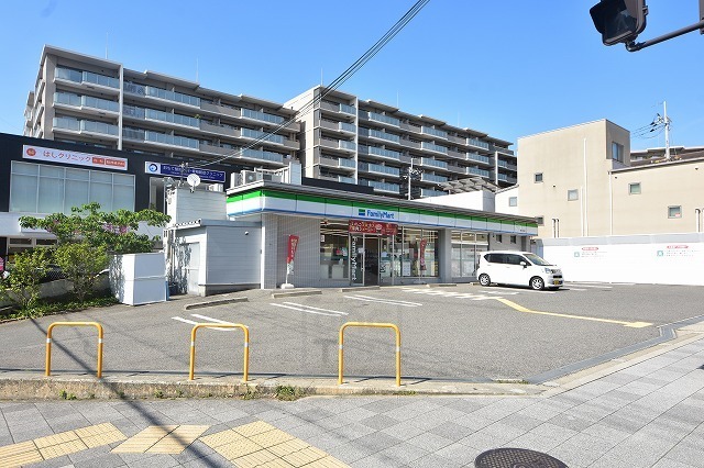 コンビニ　ファミリーマート　豊中少路（コンビニ）まで275m