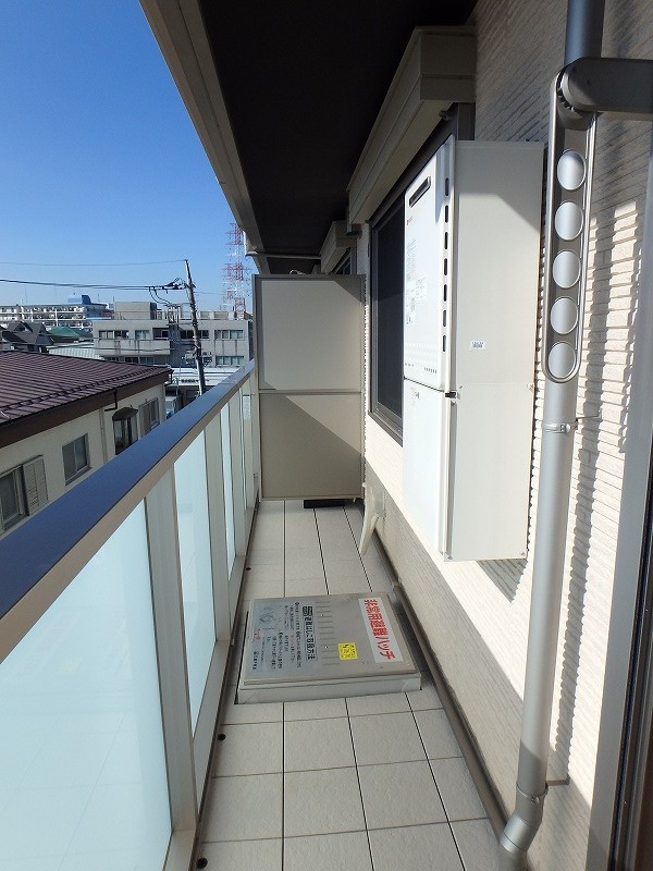 バルコニー　バルコニーは南東向きなので、晴れた日のお洗濯物は朝からよく乾