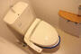 トイレ　落ち着いた色調のトイレです