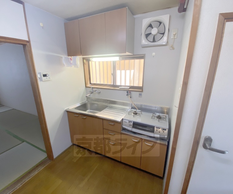 キッチン　収納スペース複数有