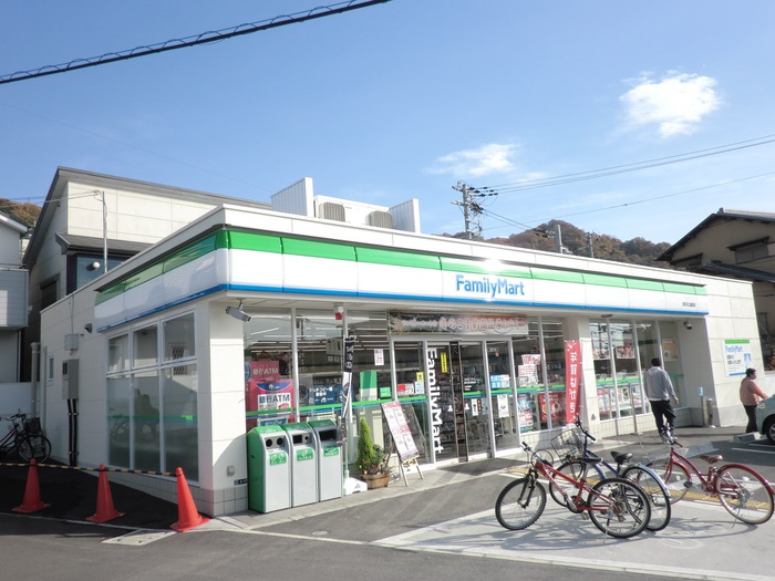 コンビニ　ファミリーマート（コンビニ）まで80m