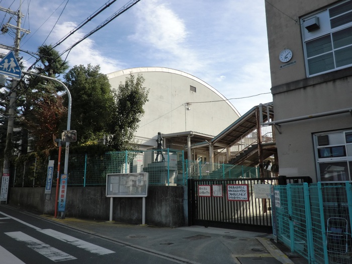 小学校　石切小学校（小学校）まで700m