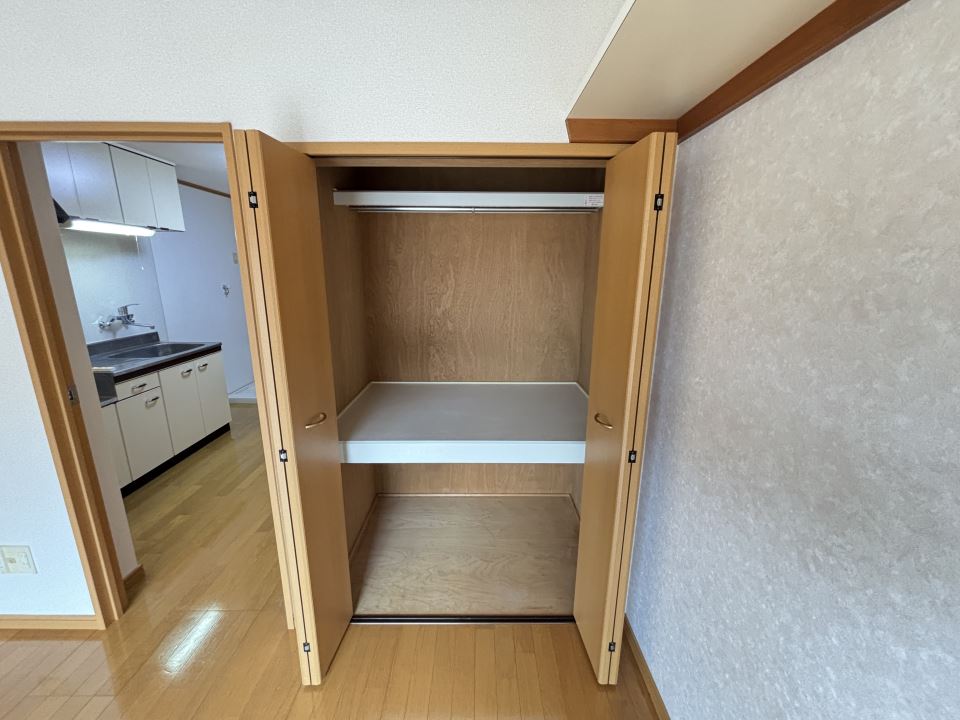 収納　上下２段収納、吊棚もあります