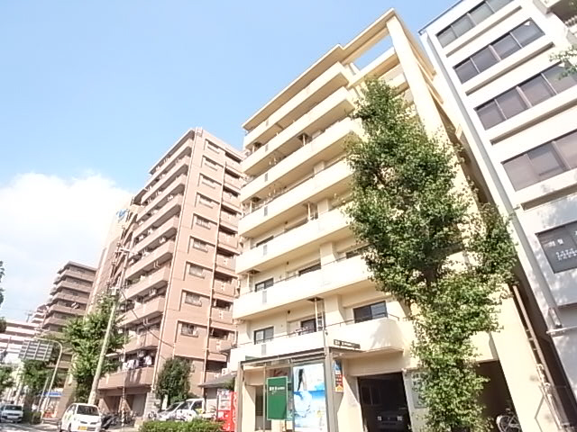建物外観　白い巨塔のような外観です