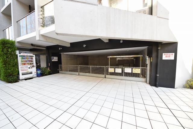 駐車場　駐車場があるので、車を買う予定の方も安心です
