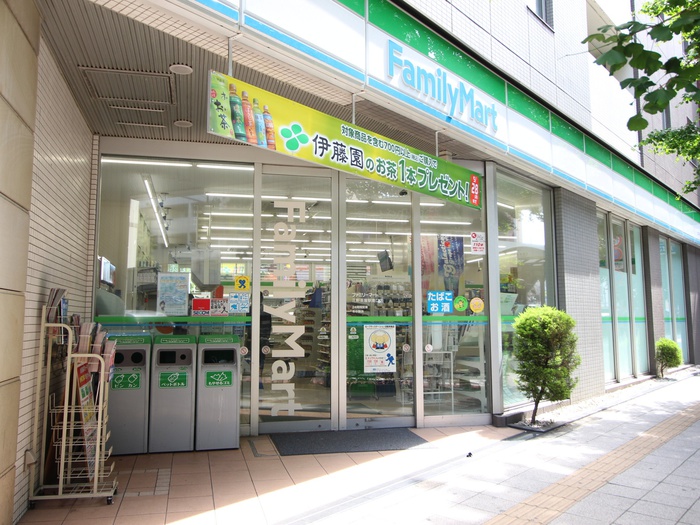 コンビニ　ファミリーマート三軒茶屋駅南口店（コンビニ）まで81m