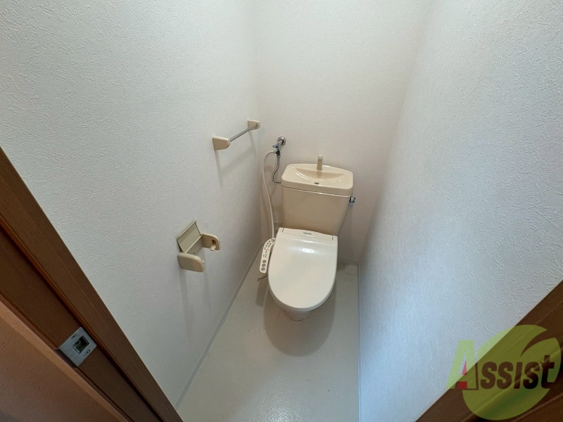 トイレ　こちらはトイレです。清潔感があり、安心して使用できます。