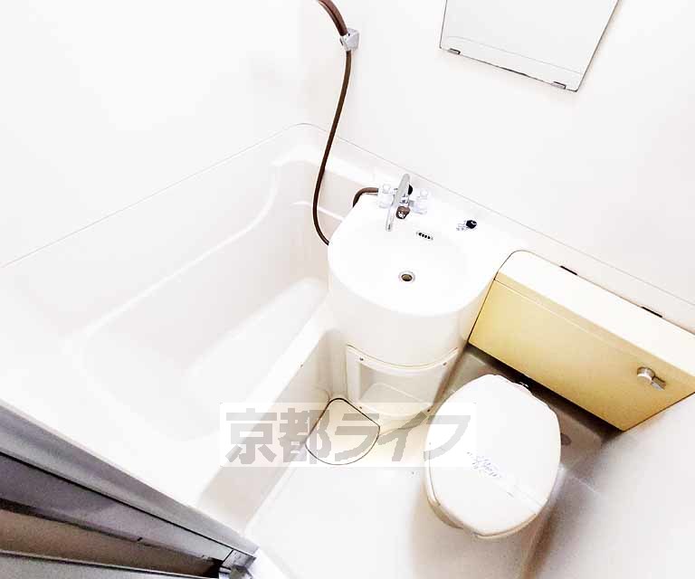 バス・シャワールーム　清潔感のあるユニットバスです。