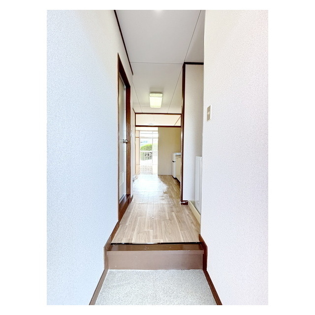 玄関　玄関から続くキッチンスペース
