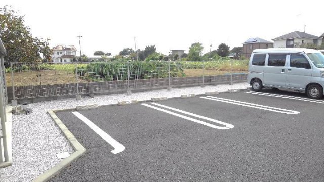 駐車場　駐車場があるので、車を買う予定の方も安心です