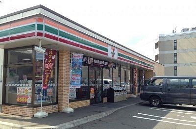 コンビニ　セブンイレブン（コンビニ）まで200m