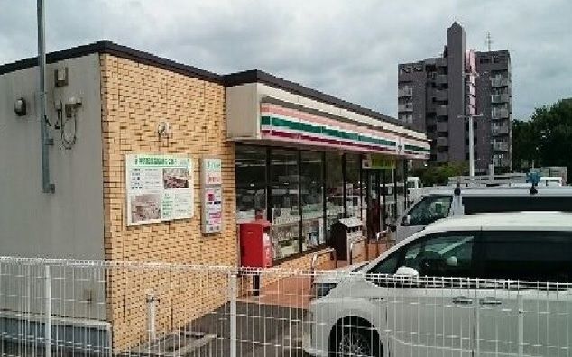 コンビニ　セブンレイブン（コンビニ）まで1400m