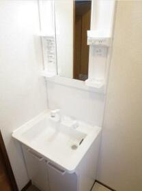 洗面設備　明るい洗面所です