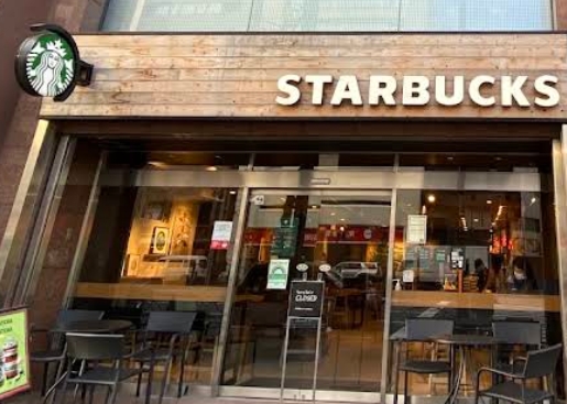 飲食店　スターバックスコーヒー 四谷3丁目店（飲食店）まで66m