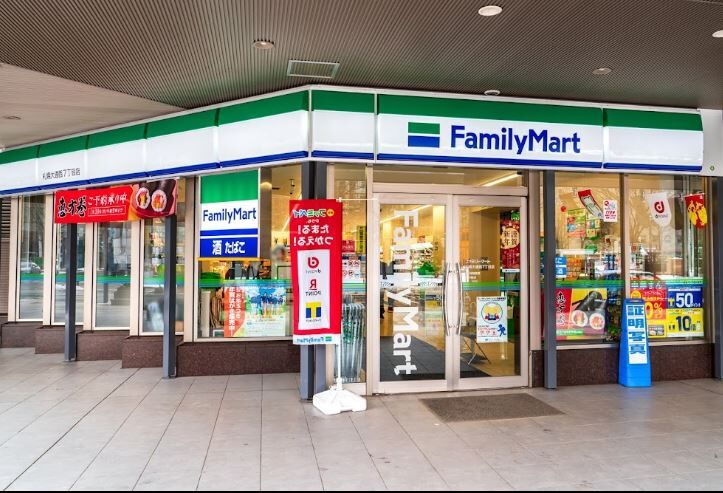 コンビニ　ファミリーマート札幌大通西7丁目店（コンビニ）まで480m