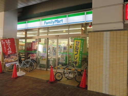 コンビニ　ファミリーマート　千歳船橋駅前店（コンビニ）まで554m