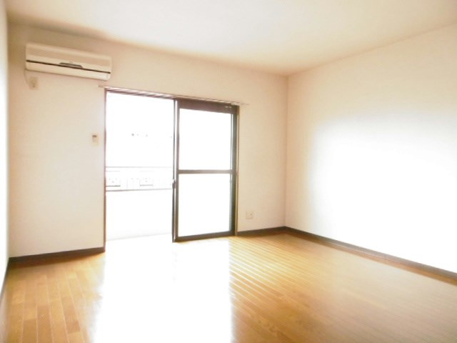 居室・リビング　フローリングのお部屋です。（同建物別室の画像です）