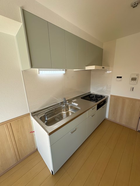 キッチン　3口ガスコンロ/グリル付きのシステムキッチンです☆場所を取る