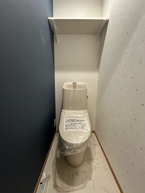 トイレ　トイレは温水洗浄便座付き♪人気のバストイレ別です♪上部にはト