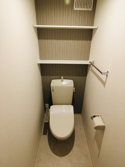 トイレ　落ち着いた色調のトイレです