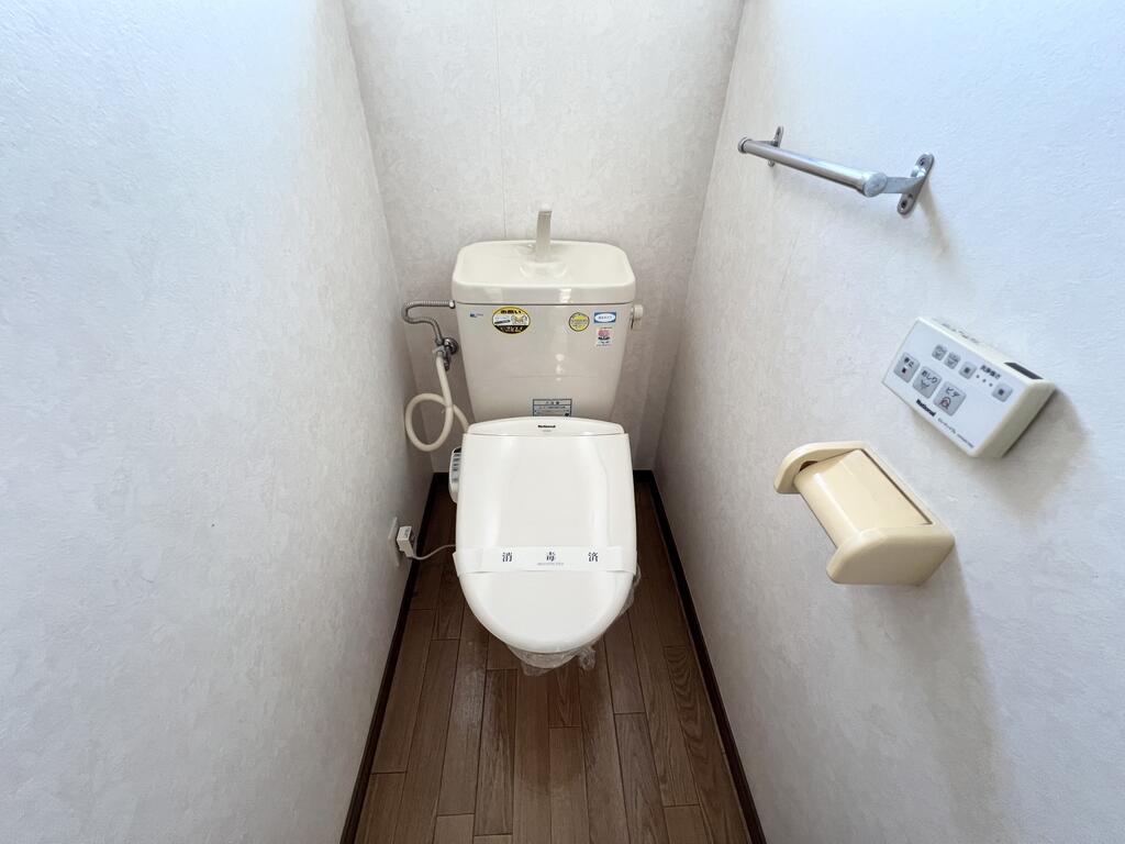 トイレ　反転タイプの部屋のため床や壁等の色味が異なります