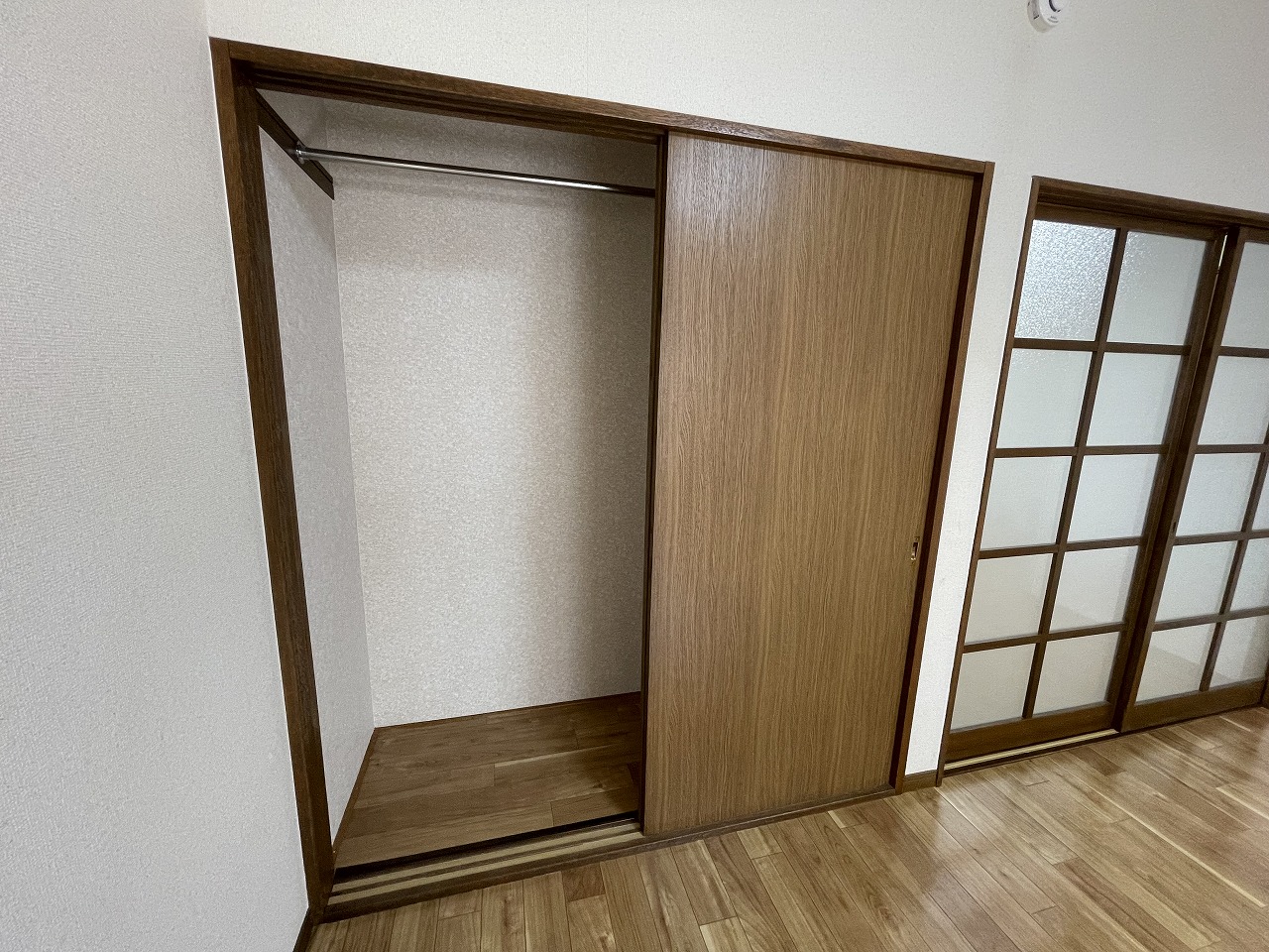 収納　反転タイプの部屋のため床や壁等の色味が異なります