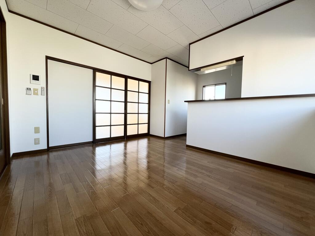 居室・リビング　反転タイプの部屋のため床や壁等の色味が異なります