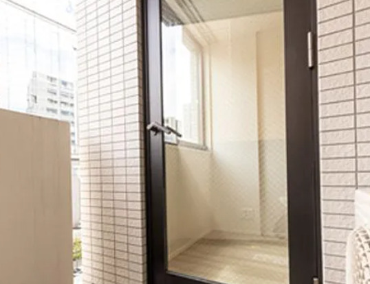 バルコニー　別部屋の画像を使用しております。