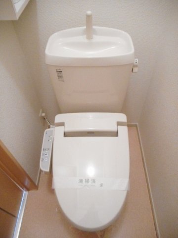 トイレ　落ち着いた色調のトイレです