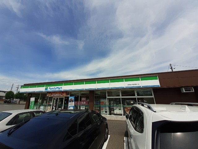 コンビニ　ファミリーマート日野屋伊勢崎店（コンビニ）まで1000m