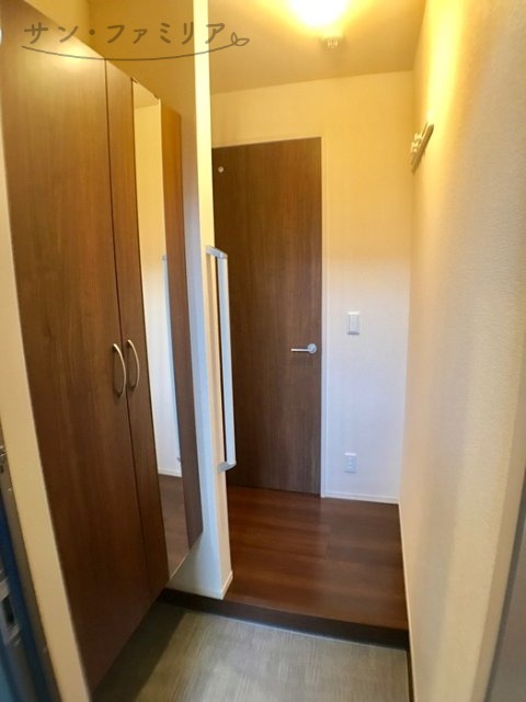 玄関　同一物件別部屋写真