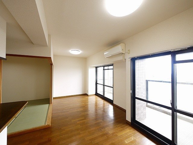 居室・リビング　大きな窓がたくさんあり明るいお部屋
