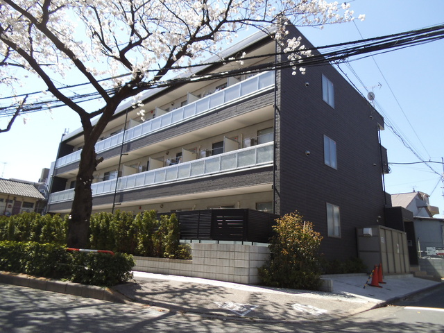 建物外観　桜がキレイな並木道に立地！