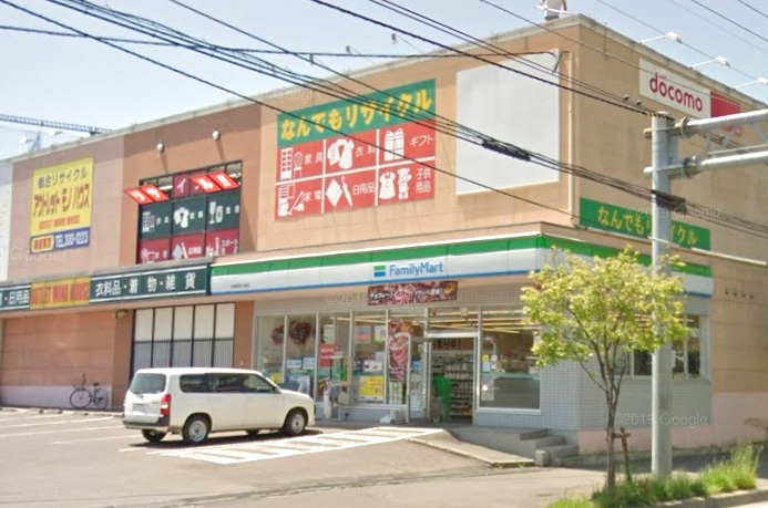 コンビニ　ファミリーマート札幌西岡3条店（コンビニ）まで452m