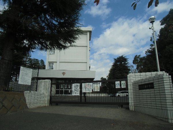 中学校　横須賀市立田浦中学校（中学校）まで854m