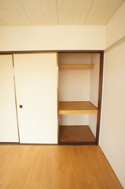 収納　押入れタイプは奥行があるので使いやすい！！