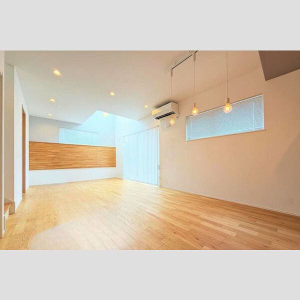 本郷町戸建の居間写真