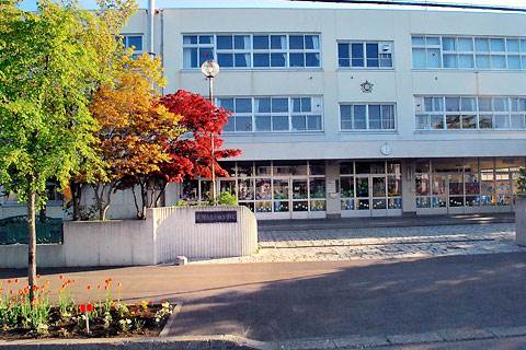 小学校　札幌市立屯田西小学校（小学校）まで373m
