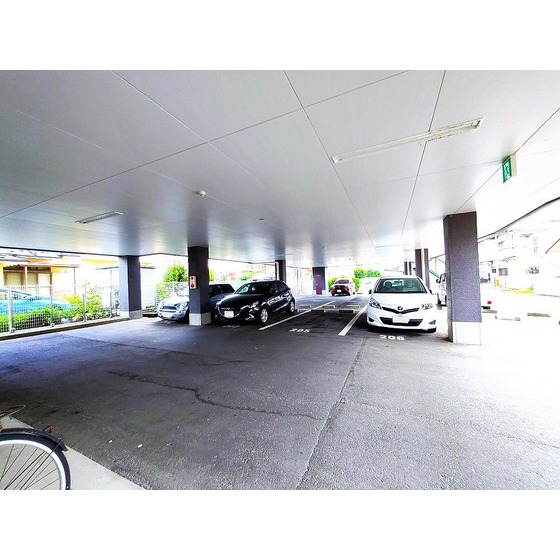 駐車場　敷地内駐車場・屋根付き駐輪場有り
