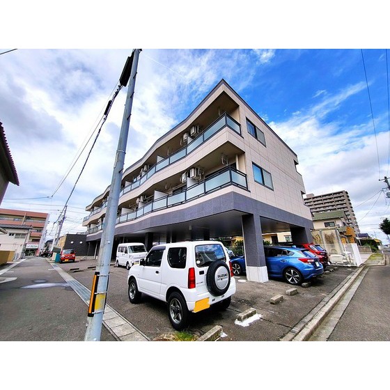 建物外観　１階部分は駐車場スペースです。