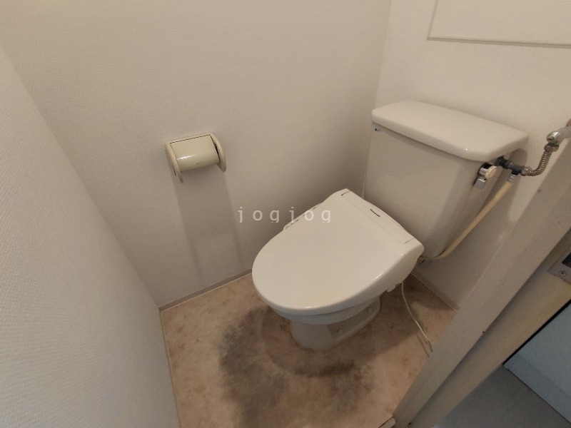 トイレ　嬉しい温水洗浄便座付きのトイレです。