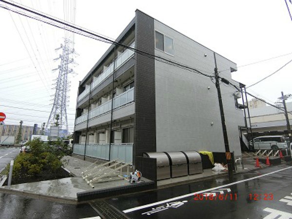 建物外観　目の前スーパーで生活便利です。