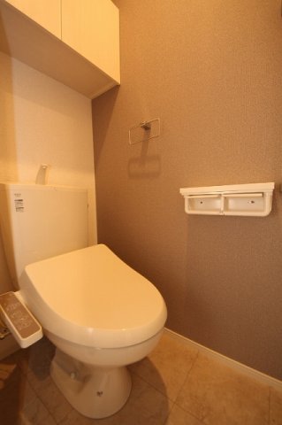 トイレ　落ち着いた色調のトイレです